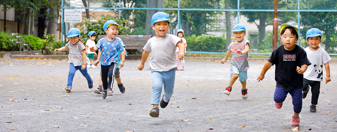 園児が走り待っている様子